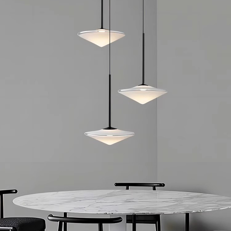 Desk Setup White - Lampes suspendues en verre soucoupe volante